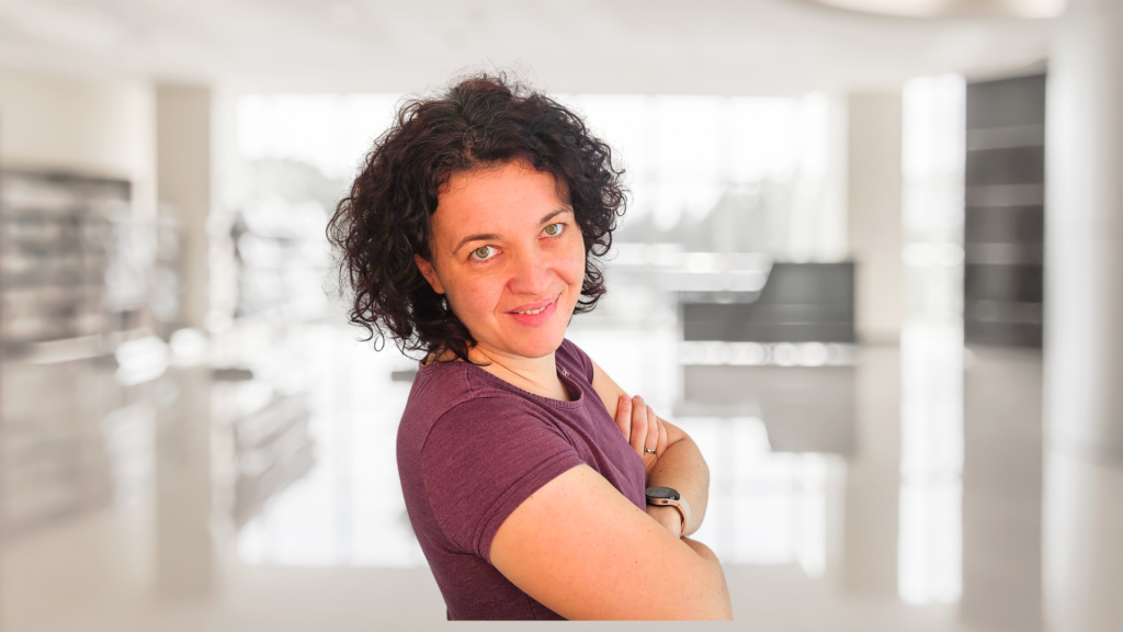 Paulina Hornbachner is standing in an modern office environment and glaring in the camera